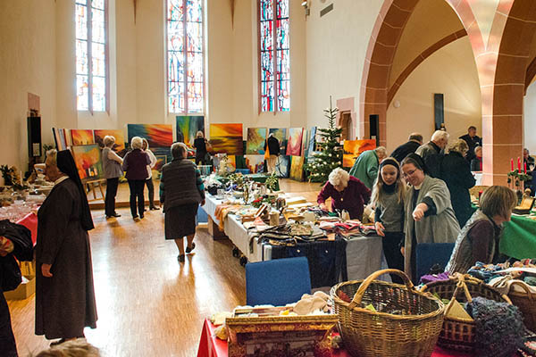 Warme Wollsocken und Christbaumschmuck fr guten Zweck