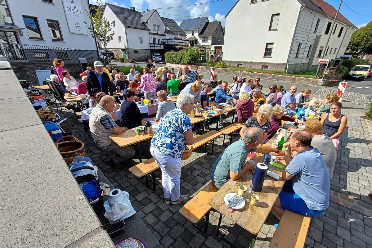 Gelungenes Mitbringfrhstck auf dem Dorfplatz in Alpenrod