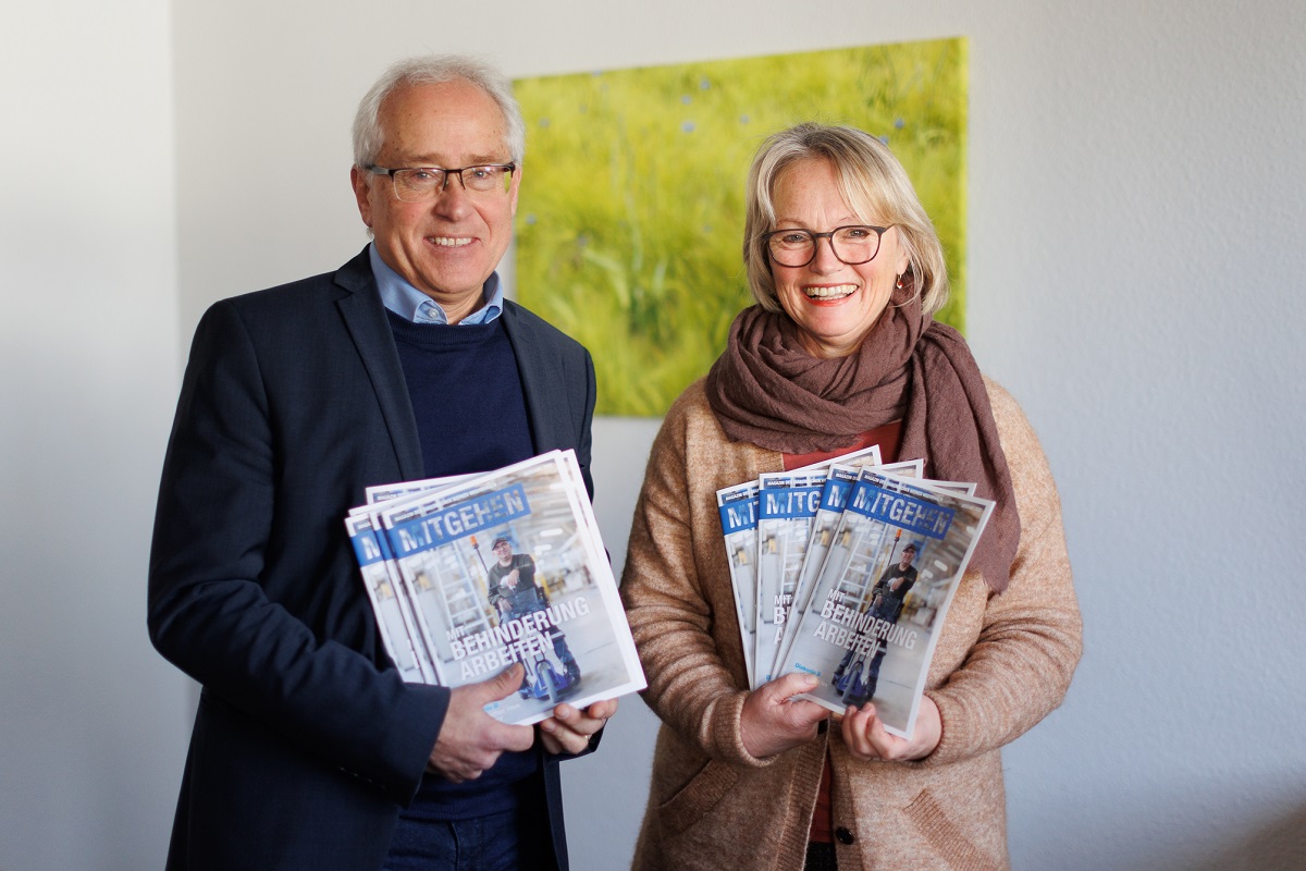 Der Leiter des Diakonischen Werks Westerwald, Wilfried Kehr, und seine stellvertreterin Petra Strunk mit der neuen Ausgabe von "Mitgehen" (Foto: privat)