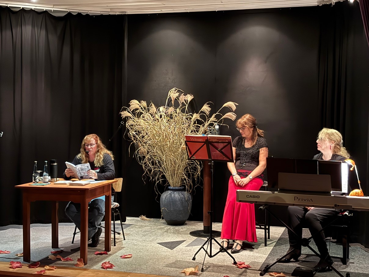 Drei starke Frauen auf der Bhne - Ulrike Puderbach, Ilka Lenz-Heuchemer und Ekaterina Klewitz (von links nach rechts) (Foto: Marco Kster)