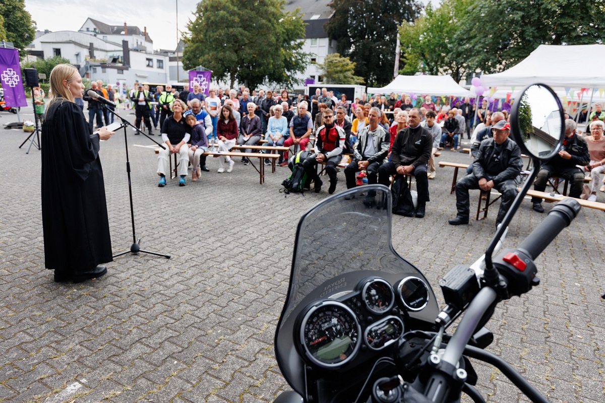 Rund 150 Besucher haben an dem Motorradgottesdienst in Hhr-Grenzhausen teilgenommen. (Fotos: privat)