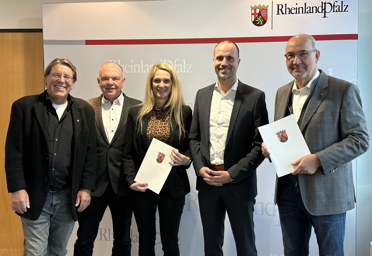 Gesundheitsminister Clemens Hoch (2.v.r.) bergab der Frderbescheid an den Vorstand der KV RLP, Dr. Peter Heinz (r.), Dr. Andreas Bartels (l.) und Peter Andreas Staub (2.v.l.) sowie die Leiterin der Abteilung Sicherstellung der KV RLP, Dr. Nadja Moreno. (Foto: Rheinland-Pfalz)
