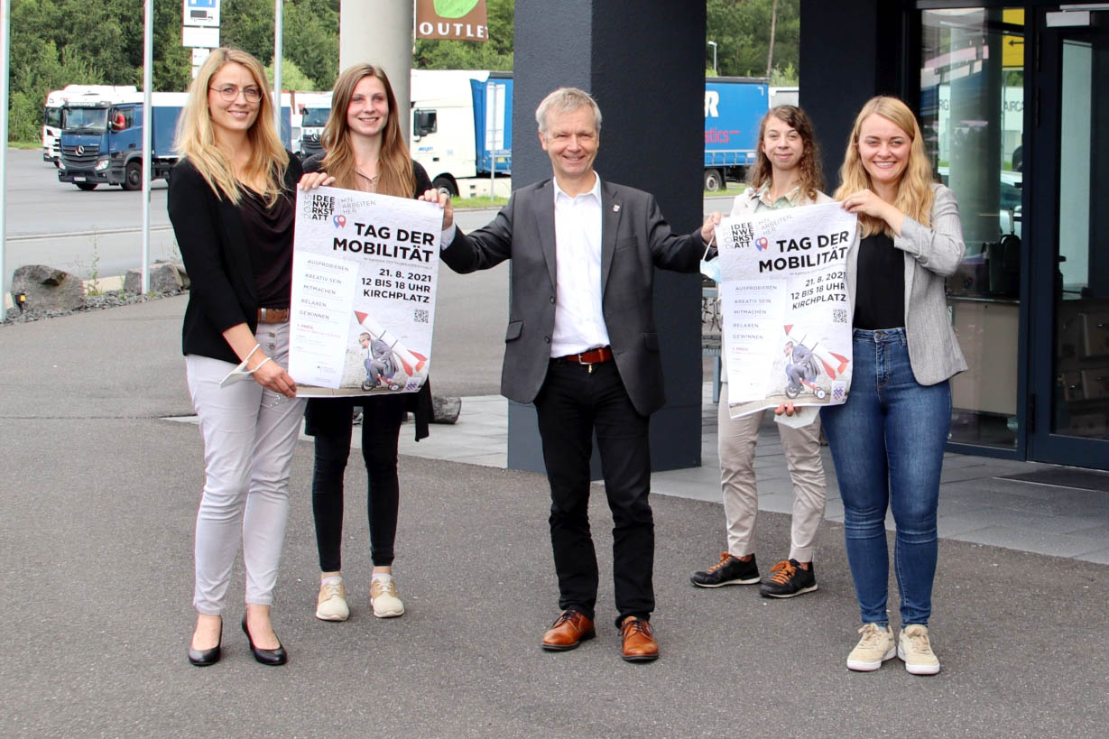 Sie stellen das Projekt #mobilwandel 2035 vor  von links von der Stadt Bad Honnef: Citymanagerin Miriam Brackelsberg, Corinna Quadflieg, Brgermeister Otto Neuhoff, Jeanine Mllenschlder und Kathrin Schmidt (Klimaschutz und Mobilitt). Foto: Stadt Bad Honnef