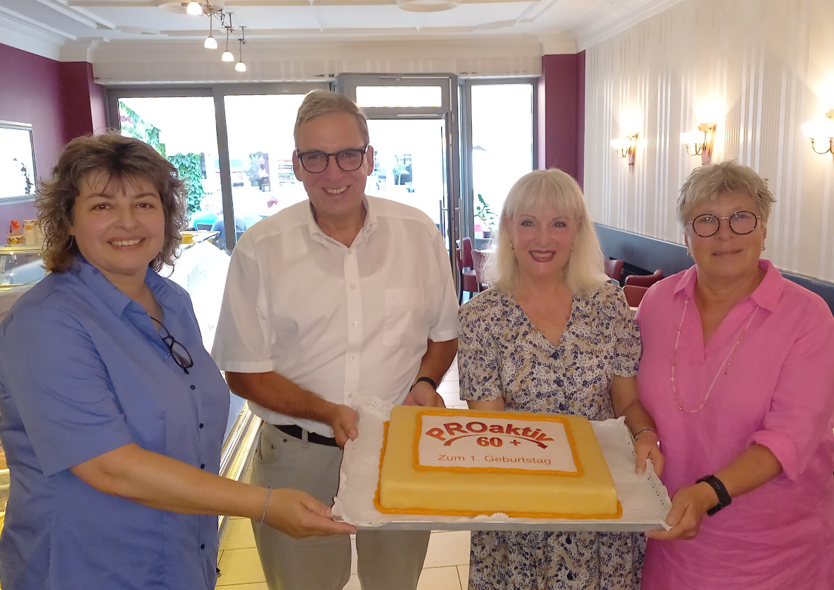 Happy Birthday - PROaktiv60+: Judith Glser und Martina Heisser (von rechts) freuen sich ber den Erfolg des Projektes, das jetzt seinen 1. Geburtstag feiern konnte. Glckwnsche und eine ganz besondere Torte berbrachten Stadtbrgermeisterin Melanie Leicher und Andree Stein, Erster Beigeordneter der Verbandsgemeinde Montabaur. (Foto: Ronald Meyer)