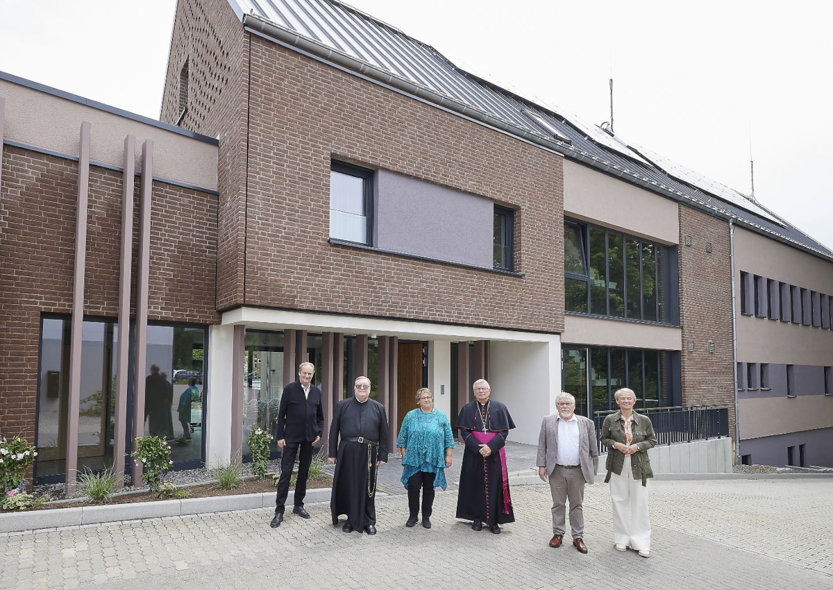 Das neue Mutterhaus ist fast fertiggestellt: Weihbischof Dr. Thomas Lhr (Dritter von rechts) bernahm die Einweihung sowie die Einsegnung. (Foto: Olaf Nitz)