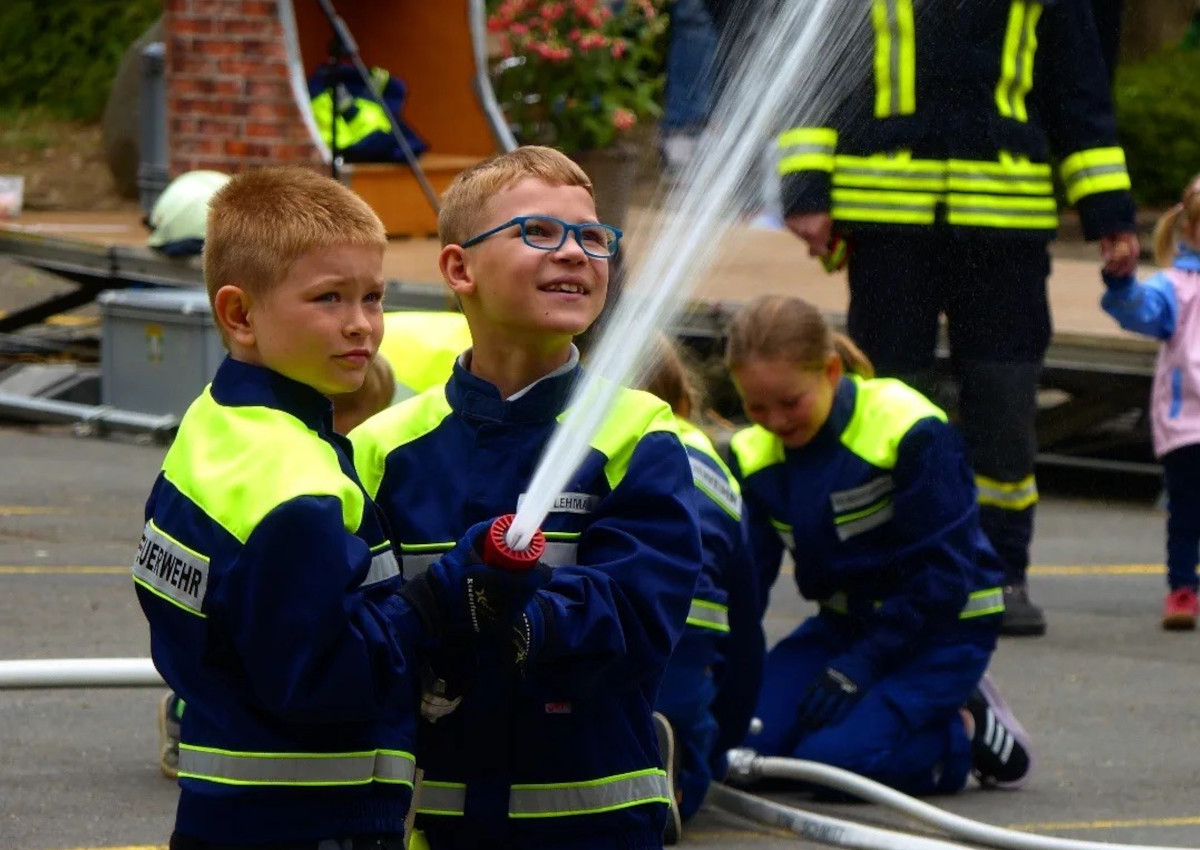 Wasser Marsch: Beim Fest in Neuhusel stellte der Feuerwehrnachwuchs eindrucksvoll sein Knnen unter Beweis. (Fotos: VG Montabaur)