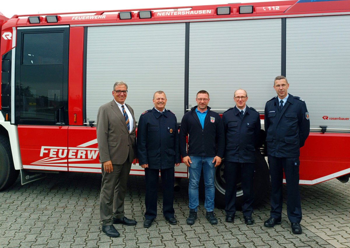 Im Feuerwehrhaus von Nentershausen fand die Versammlung der Jugendwarte statt. Einstimmig whlten sie Jan Schfer (Mitte) zum Nachfolger von Uwe Rrig, der dieses Amt 33 Jahre innehatte. (Foto: VG Montabaur / Monique Brill)
