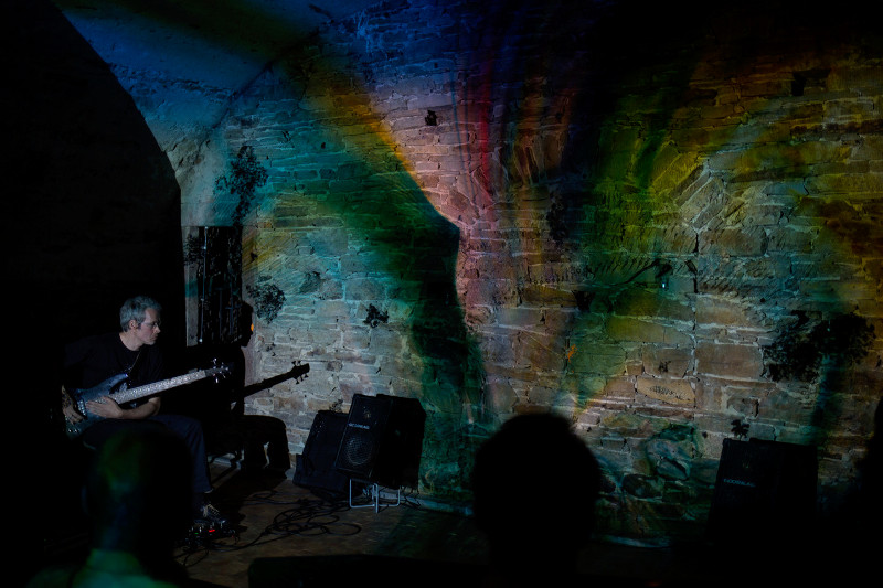 Bassist John Eckhardt reagiert auf die Lichtprojektionen von Katrin Bethge. Foto: Raphael Languillat
