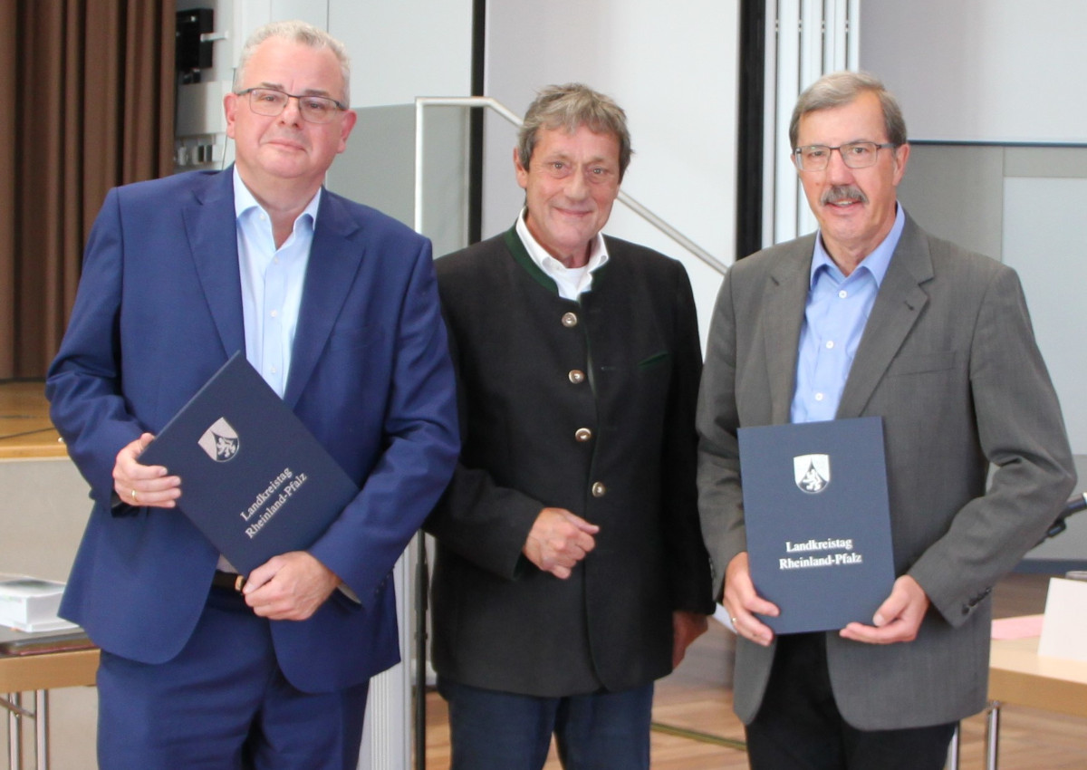 Dr. Andreas Nick ist bereits 25 Jahre im Westerwlder Kreistag aktiv und Karl-Heinz Boll sogar schon 40 Jahre. Landrat Schwickert sprach ihnen fr die verdienstvolle Ttigkeit Dank und Anerkennung aus. (Foto: KV Montabaur)