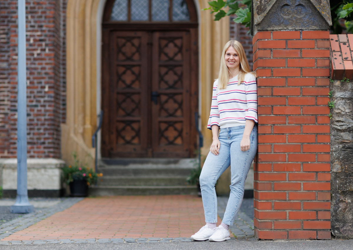 Lisa Tumma vor der Montabaurer Pauluskirche. (Foto: Peter Bongard)