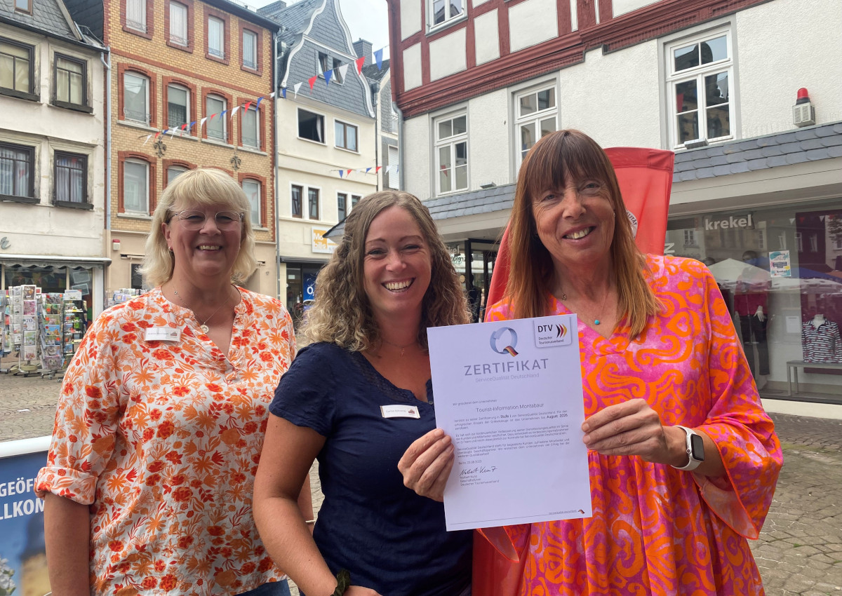 Das Team der Tourist-Information Montabaur freut sich ber die erneute Auszeichnung.
Von links: Andrea Baumgart, Carina Schreiner, Karin Maas. (Foto: Martina Haas fr VG Montabaur)