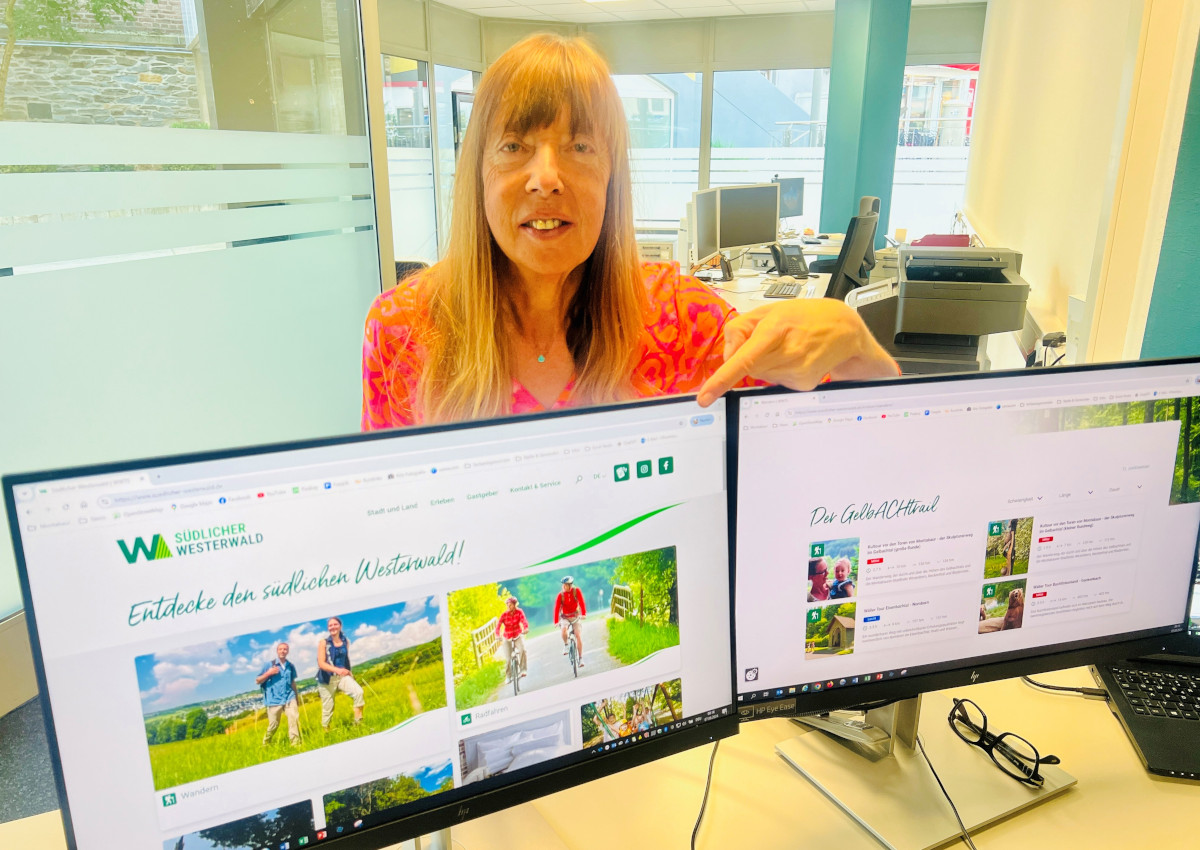 Karin Maas, Leiterin der Tourist-Information Montabaur, freut sich ber den neuen Internetauftritt, der fr den Nutzer jetzt noch attraktiver, smarter und auch einfacher ist. (Foto: VG Montabaur/Holger Pritzsch)
