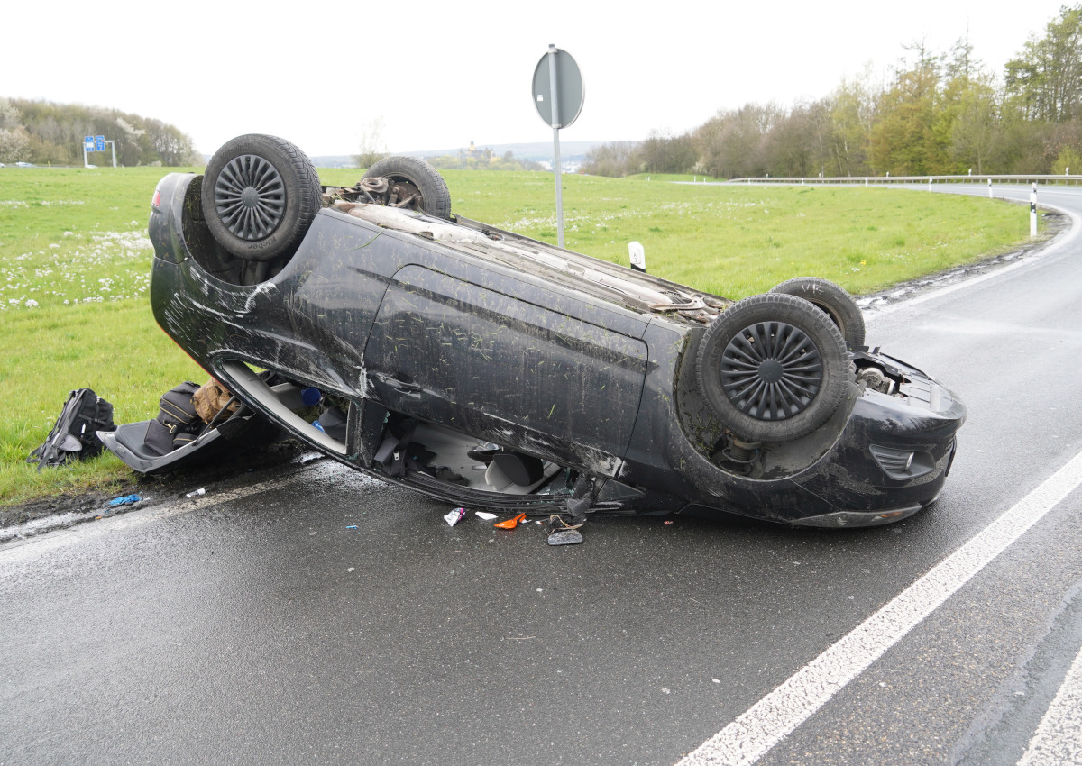 Auffahrt zur A3 bei Montabaur: Pkw berschlagt sich auf regennasser Fahrbahn