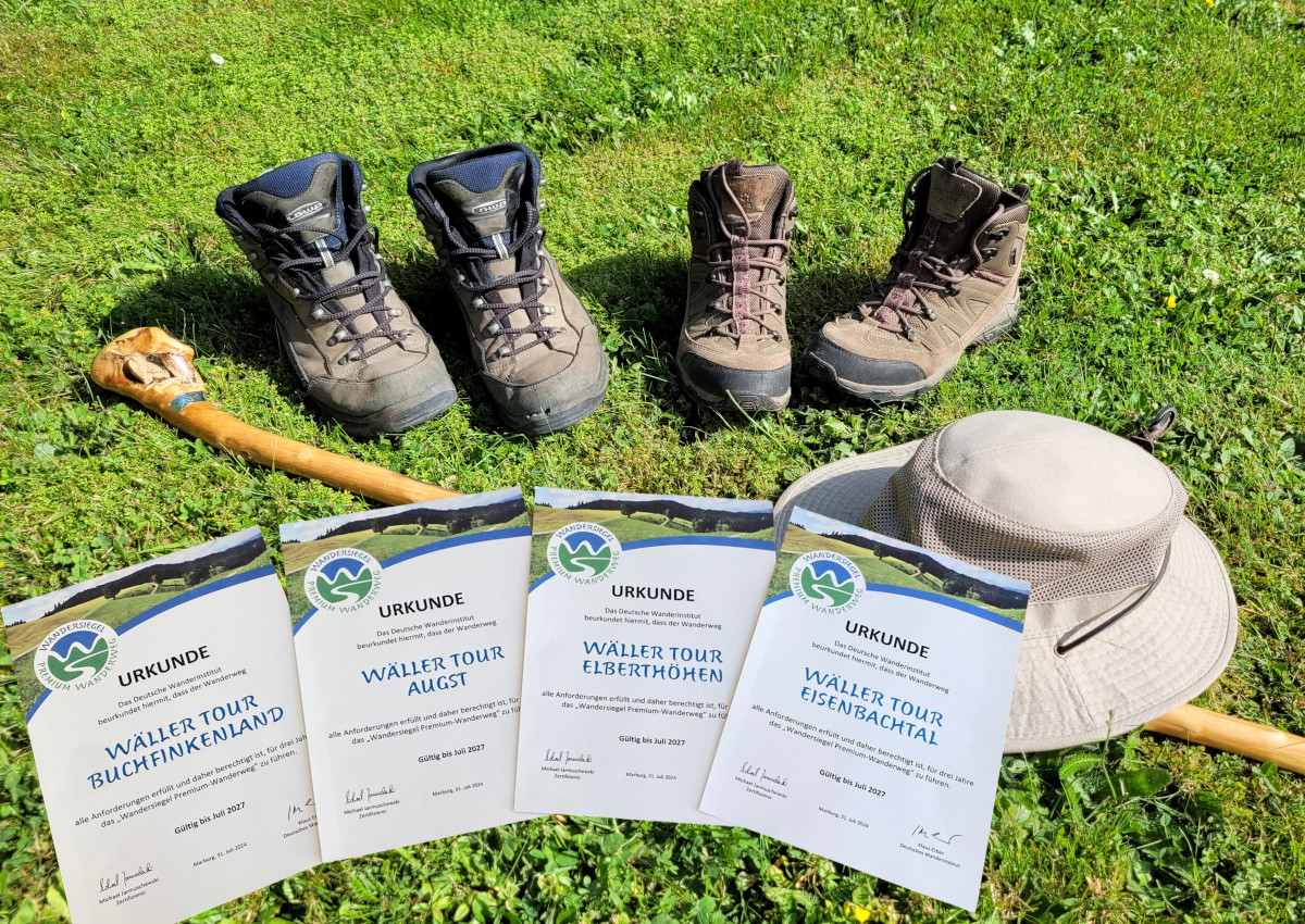 Die Urkunden vom Deutschen Wanderinstitut zeigen es: Die vier Wller Touren Buchfinkenland, August, Elberthhen und Eisenbachtal erfllen alle Anforderungen und drfen fr drei weitere drei Jahre das Wandersiegel Premium-Wanderweg fhren. (Foto: VG Montbaur/Viola Marschall)