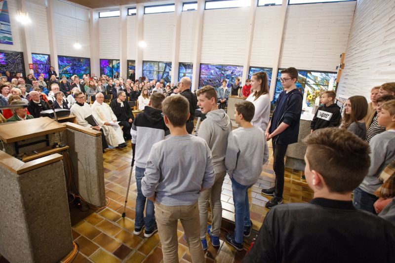 Viele Besucher haben am kumenischen Gottesdienst anlsslich des Kirchweihfestes des Montabaurer Lutherkirche teilgenommen. Sie erlebten unter anderem ein beeindruckendes Anspiel der neuen Montabaurer Konfirmanden. Fotos: Peter Bongard