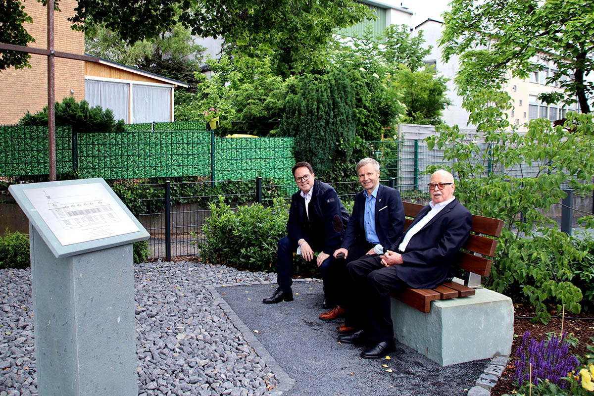 Auf der Bank vor dem neuen Huserensemble und neben der Erinnerungsstele an das ehemalige Kloster: Geschftsfhrer Kay Scharfenstein (Montana GmbH), Brgermeister Otto Neuhoff und Franz Josef Scharfenstein (Seniorchef der Montana GmbH). Foto: Stadt Bad Honnef.