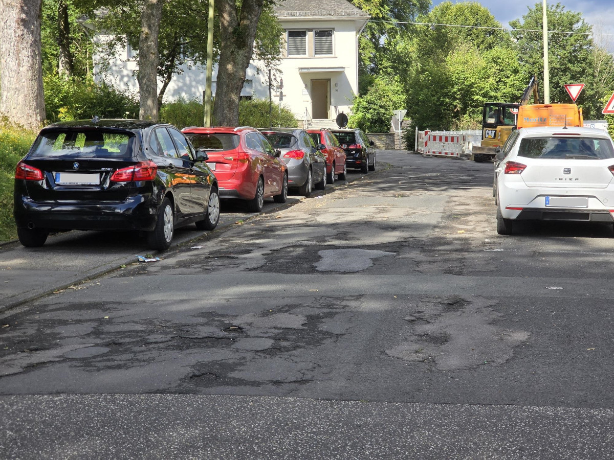 Vollsperrung der Steinbuschstrae: Asphaltierungsarbeiten legen Verkehr in Wissen lahm