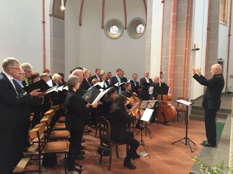 Als ob der liebe Gott sein wohlwollendes Auge auf die Mozartmesse gerichtet htte: Der Kirchenchor Ccilia 1777 Waldbreitbach bei der Missa Brevis in D. Foto: Eric Schmidt