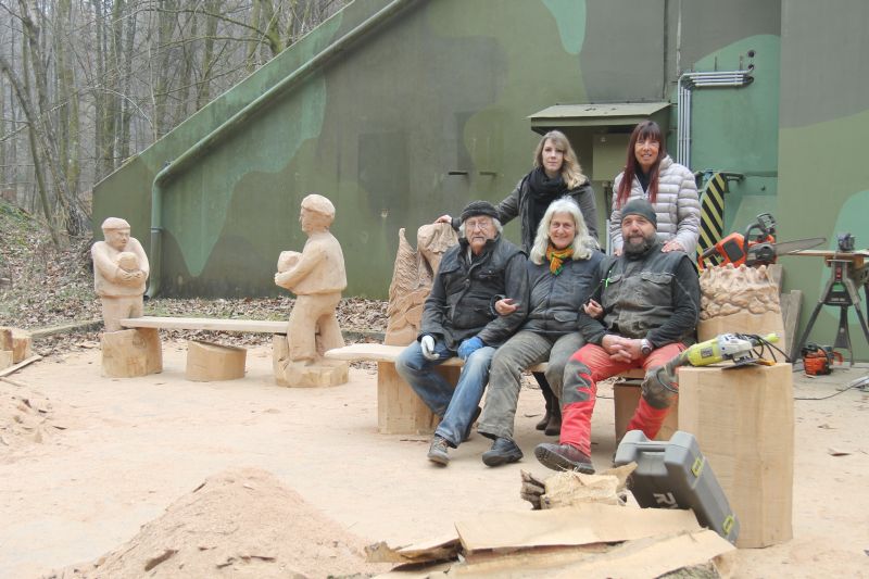 Das besondere Ambiente des b05 im Stadtwald inspirierte die Holzknstler (vorne v.l.) Wolfgang Dillenkofer, Simone Carole Levy und Olli Schulz. ber die neuen Holzbnke fr den Wanderweg Montaburer Mren freuen sich die beiden Initiatorinnen (hinten v.l.) Carolin Nebgen und Karin Maas. Foto: privat