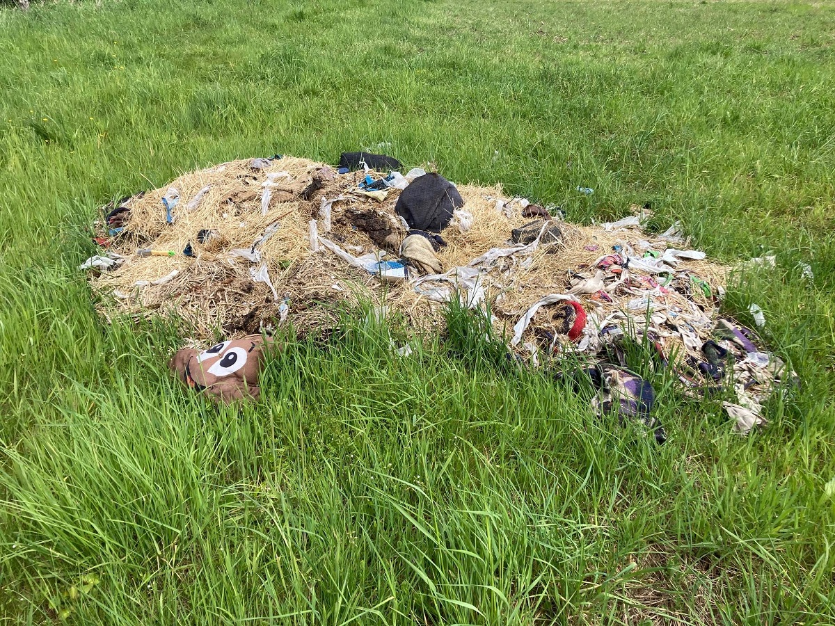 Illegal entsorgter Restmll auf Feld entdeckt: Ordnungsbehrde bittet um Hinweise