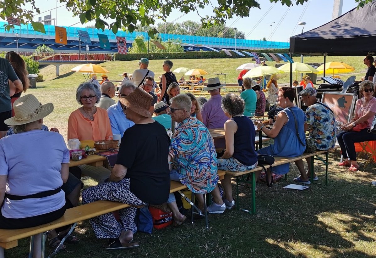 Bei bestem Wetter fanden die Gste an der gemeinsamen Picknick-Tafel Platz. (Foto: Alexandra Heinz)