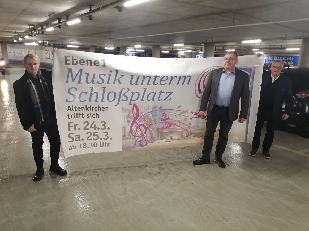 Dieses Werbebanner freut die Organisatoren der Premiere (von links): Bastian Prie, Ralf Lindenptz und Thomas Wunder. (Foto: vh)