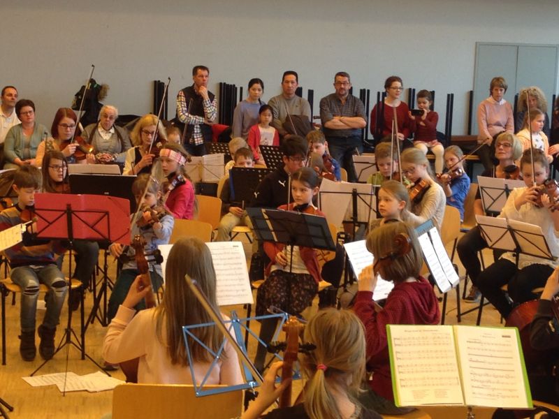 Nahezu alle Schlerinnen und Schler, die bei der Kreismusikschule ein Streichinstrument lernen, kamen zum Streichertag zusammen um sich auf das groe Musikschulkonzert am 19. Mrz vorzubereiten. Das grte Streicherorchester, das die Musikschule zu bieten hat, wird dann zusammen mit vielen anderen Instrumentalisten im Kulturwerk Wissen zu hren sein. Foto: Veranstalter