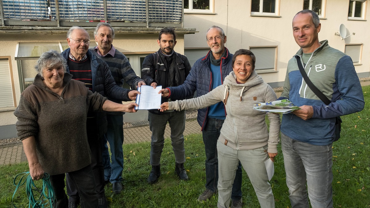 Der NABU Montabaur und die Brgerinitiative Eitelborn bei der Unterschriftenbergabe. (Foto: NABU Montabaur und Umgebung)