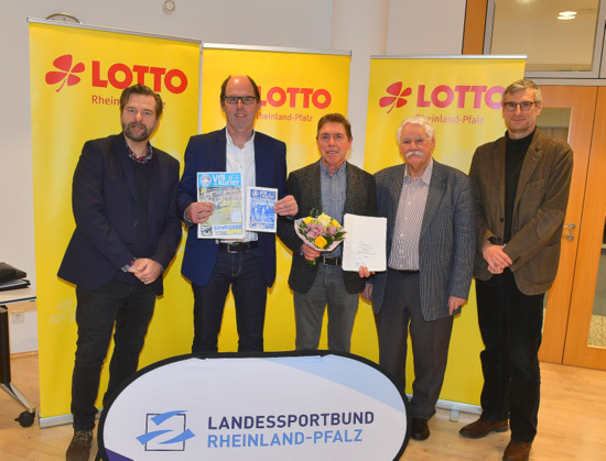 Glckwnsche an den VfB Wissen: (von links) Dirk Martin von Lotto Rheinland-Pfalz, VfB-Geschftsfhrer Frank Haak, Schatzmeister Rudi Krmer, Walter Desch, Prsident des Fuballverbandes Rheinland, und Lutz Thieme, Prsident des Landessportbundes Rheinland-Pfalz. (Foto: P. Seydel)