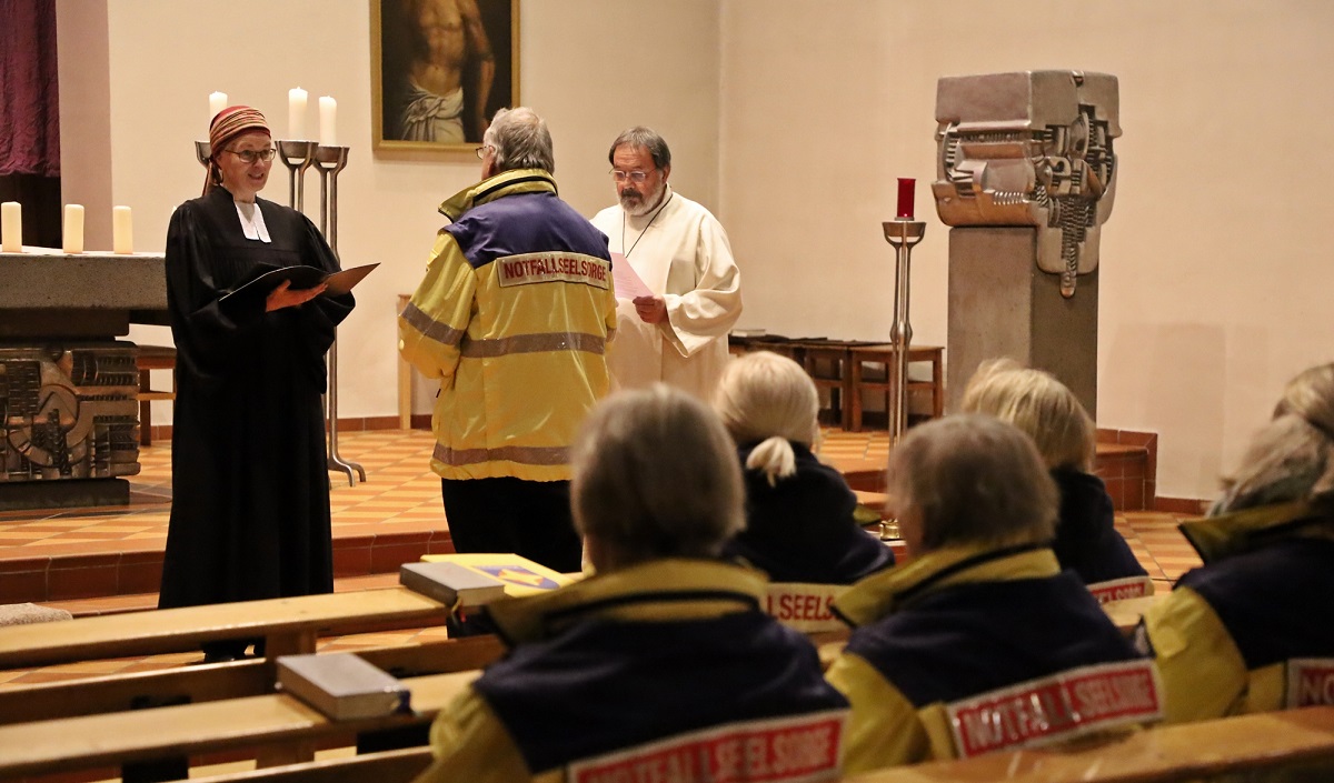 Dekanin Kerstin Janott und Pastoralreferent Rainer Dmgen beauftragen Ulrich Drschel aus Ransbach-Baumbach fr den Dienst in der Notfallseelsorge. (Fotos: Sabine Hammann-Gonschorek)