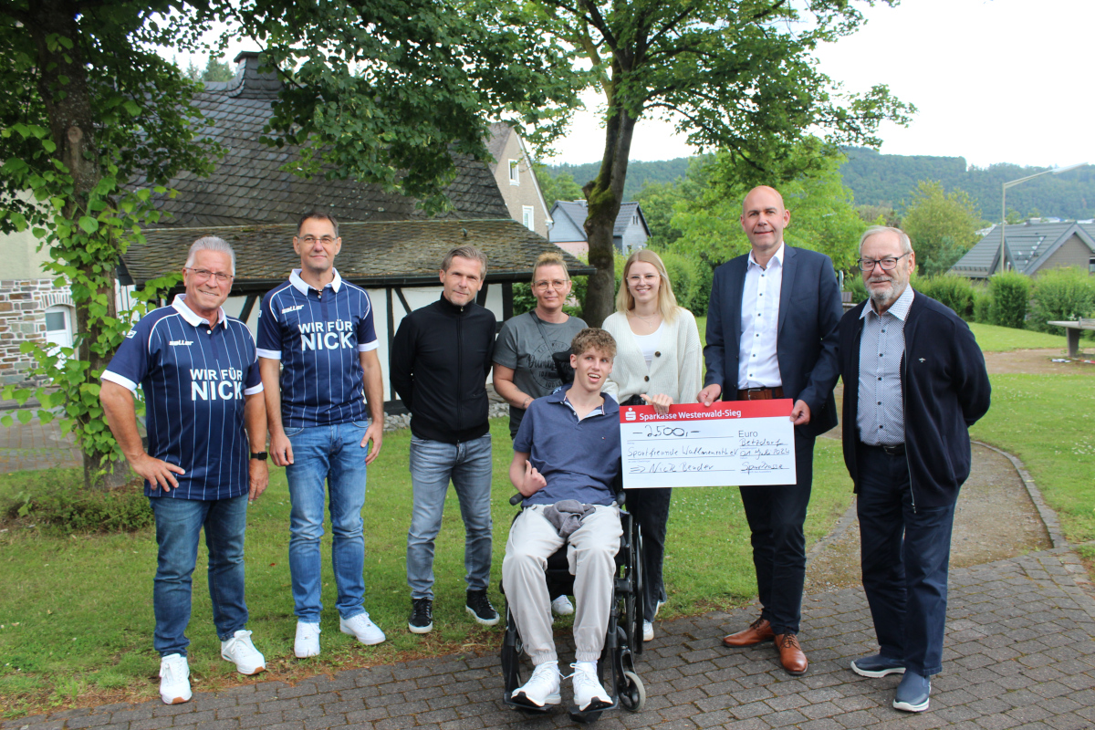 Nick Bender, in der Mitte, strahlt voller Vorfreude auf das bevorstehende Turnier. Ein freudiger Moment fr alle Beteiligten: Die Sparkasse Westerwald Sieg berreichte einen grozgigen Scheck ber 2500 Euro, um die Benefizveranstaltung tatkrftig zu untersttzen. (Fotos: Jenny Patt)