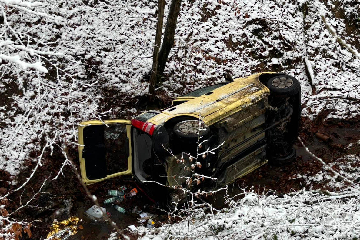 Auto strzt bei Schneefall in Bachbett