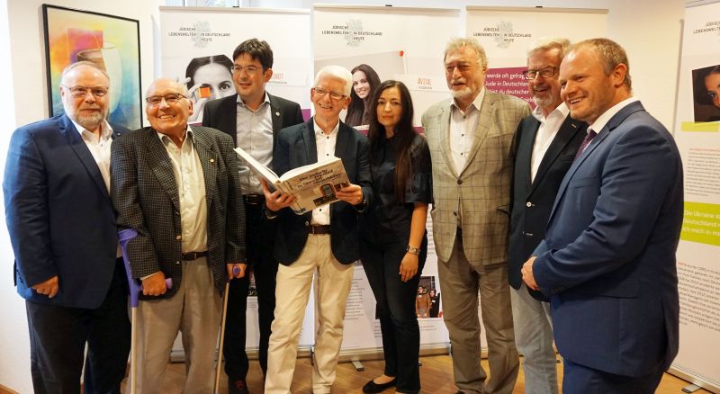 Bei der Ausstellungserffnung (von links): Dieter Burgard, Landesbeauftragter fr jdisches Leben und Antisemitismusfragen, Rolf Wst (DIF), Brgermeister Michael Mang, Pfarrer Werner Zupp, Dilorom Jacka, Dr. Micha Brumlik, Dieter Melsbach (DIF) und Oberbrgermeister Jan Einig. Foto: Dehenn