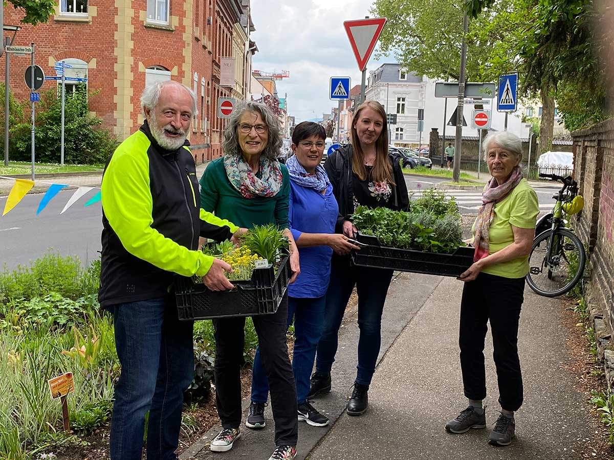 Setzen sich gemeinsam fr mehr biologische Vielfalt ein: Wolfgang Rahn, Lokale Agenda 21 und Sprecher der Fairtrade-Stadt Steuerungsgruppe, Hildegard Luttenberger vom Projekt gewoNR, Kordula Honnef, Sprecherin der Fairtrade-Kreis Steuerungsgruppe, Alena Linke, Lokale Agenda 21, und Gisela Zils, ebenfalls gewoNR. (Foto: Stadt Neuwied)