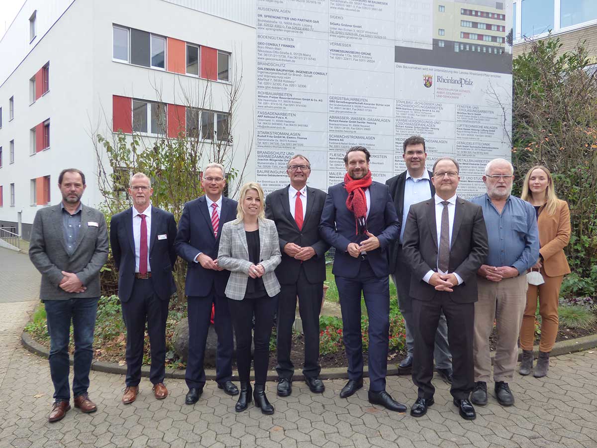 Die offiziellen Gste haben mit der Klinikbelegschaft den neuen Anbau und besonders den fnften Operationssaal genau unter die Lupe genommen. (Foto: DRK Krankenhaus Neuwied)