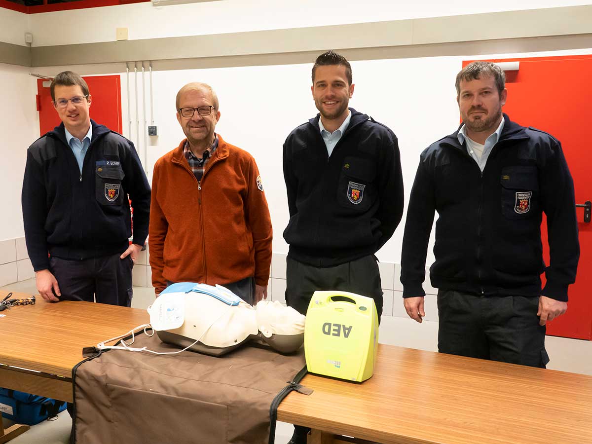 Foto von links: Wehrfhrer Rolf Bhm, Thomas Kaballo, Steven Lauer (1. Vorsitzender Freundeskreis der Feuerwehr Kleinmaischeid e.V.) und stellvertretender Wehrfhrer Marco Schumann. (Foto: Feuerwehr VG Dierdorf)