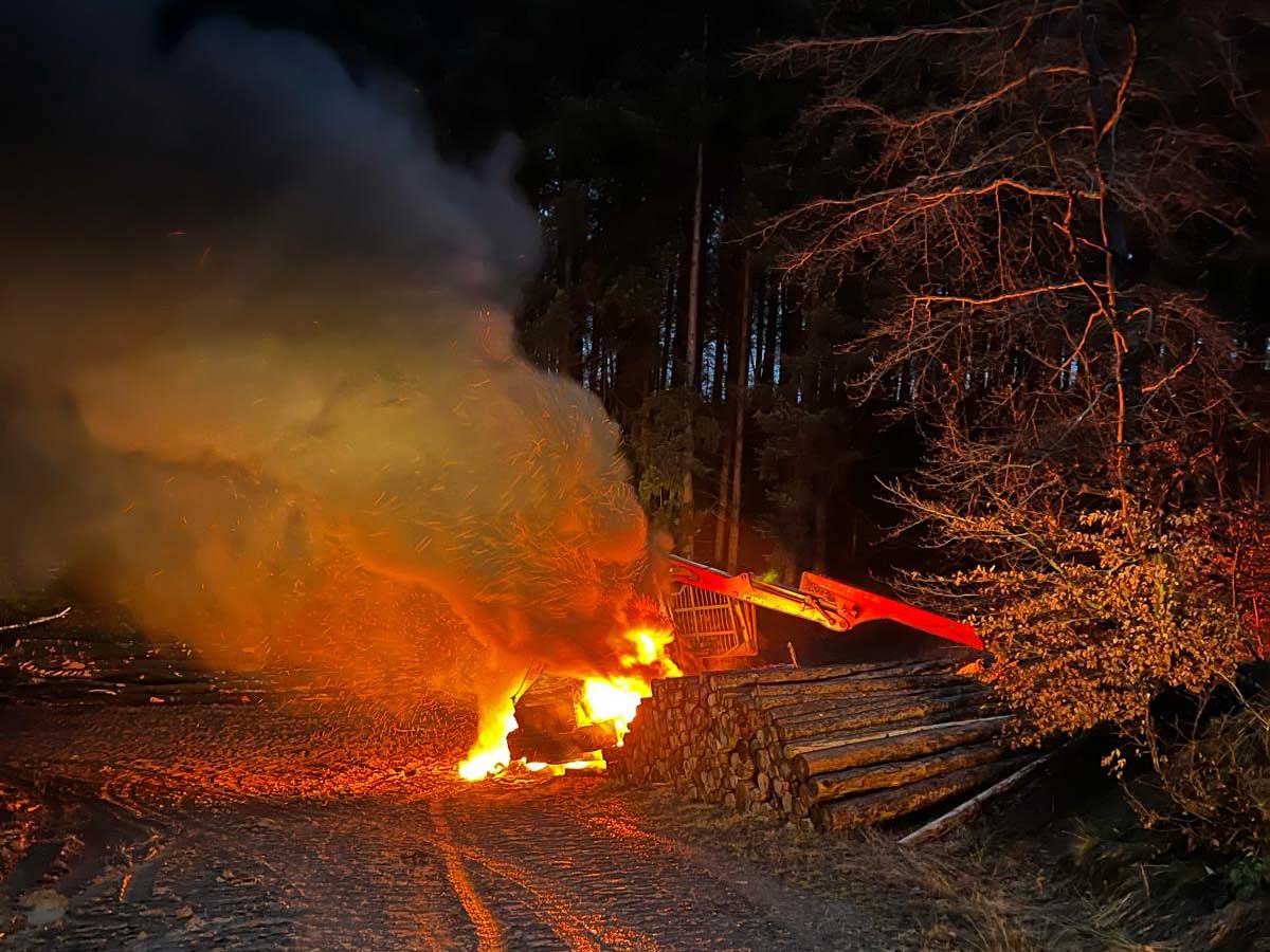 Der Brand einer Forstmaschine. (Foto: Peter Schfer)