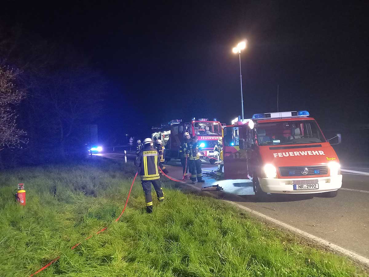 Bei einem Unfall musste eine Person aus einem Fahrzeug befreit werden. (Foto: Feuerwehr Rengsdorf)