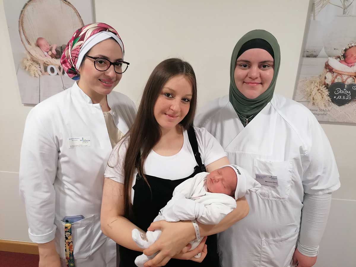 Dr. Sherihan Zakri (links) und Hebamme Meryem Elma (rechts) freuen sich mit Jasmin Cerdan Carrasko (Mitte) ber die Geburt der kleinen Adara. (Foto: Beate Christ)