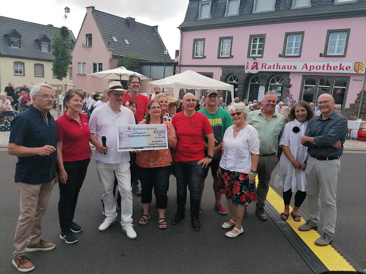 Auf dem Weyerdamm berreichten Vertreter der Irlicher Ortsvereine den symbolischen Spendenscheck an den Hospizverein Neuwied. (Foto: Beate Christ / Hospizverein Neuwied)