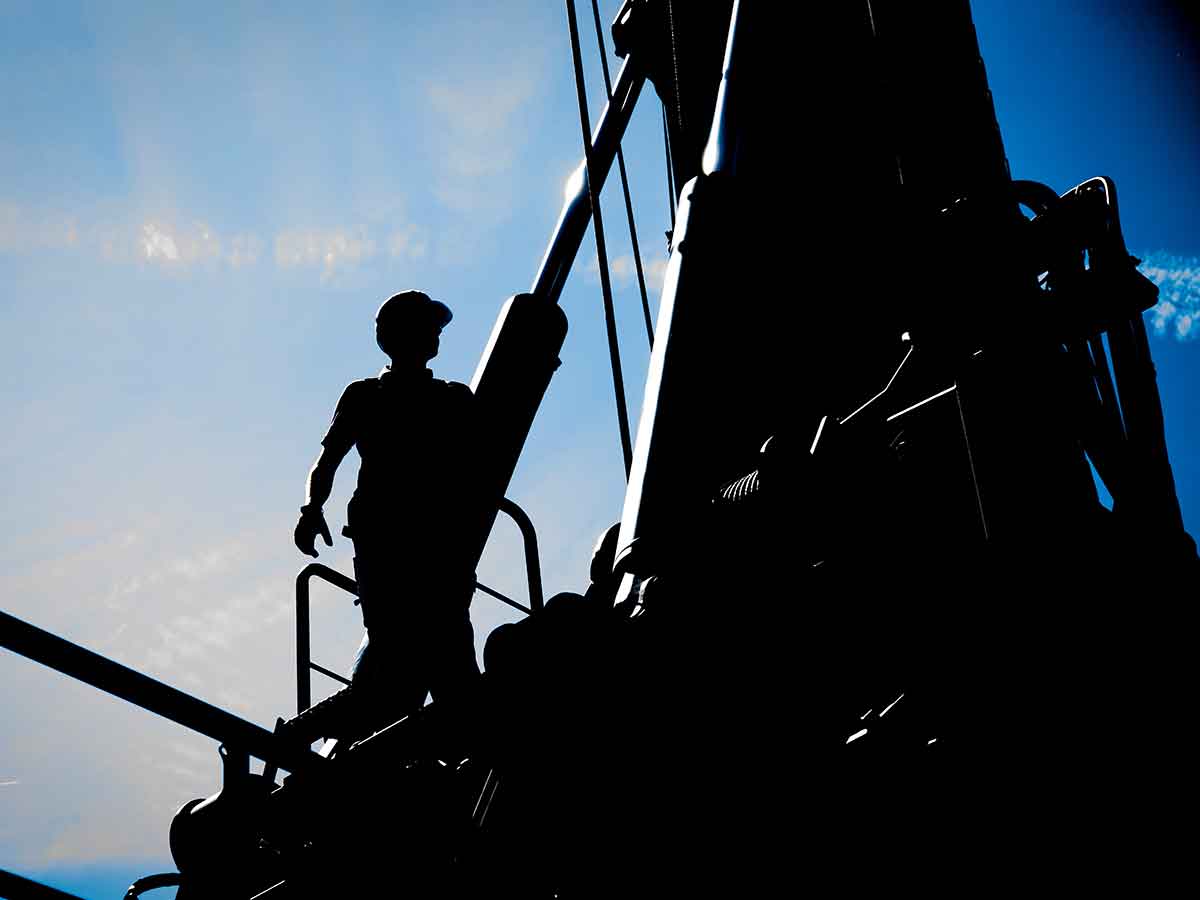 Mensch, Maschine und Sonne: Jobs unter freiem Himmel sind gefhrlich. UV-Strahlung und Hitze werden fast immer unterschtzt, warnt die IG BAU Koblenz-Bad Kreuznach zum Workers Memoral Day. (Foto: IG BAU | Tobias Seifert)