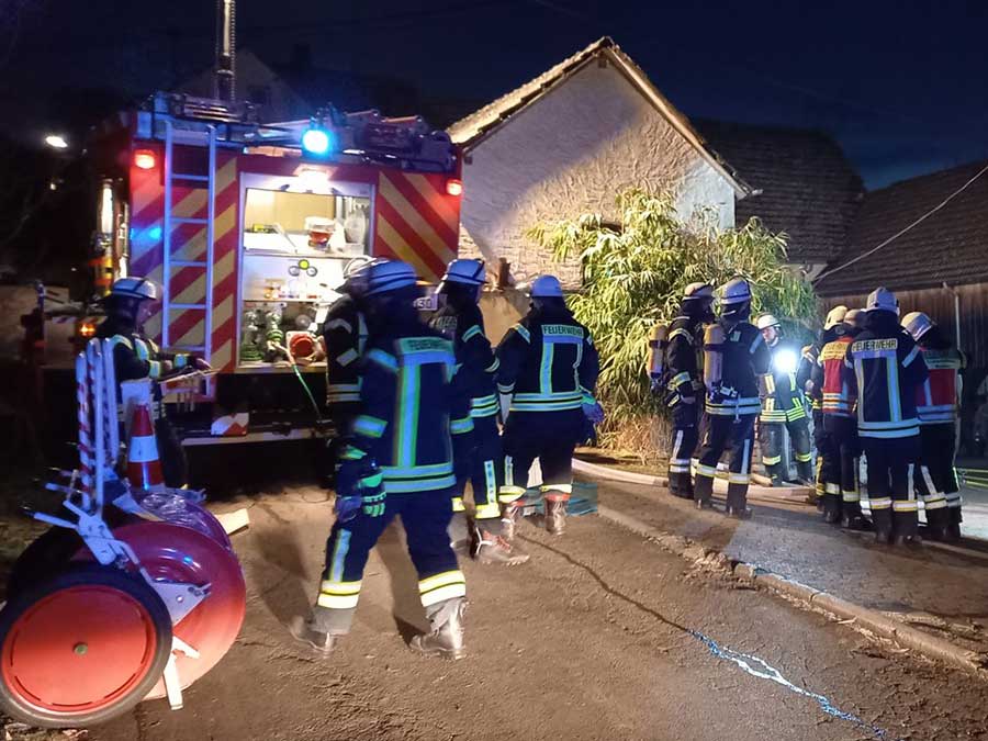 Die Feuerwehrkrfte im Einsatz. (Foto: Feuerwehr Rengsdorf-Waldbreitbach)