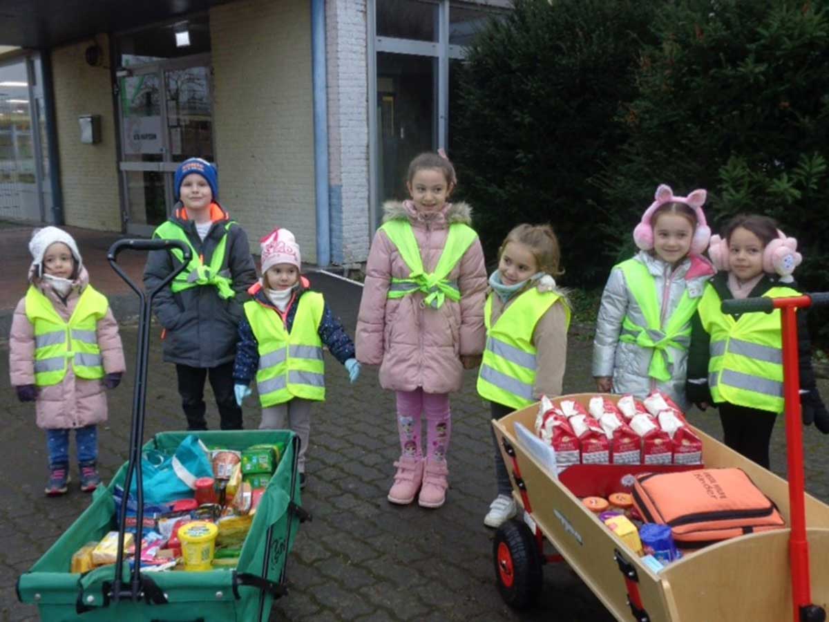 Kleine Helfer ganz gro: Bei der Spendenaktion der Kita Raiffeisen fr die Neuwieder Tafel sind zwei Bollerwagen mit Lebensmitteln und Alltagsgegenstnden zusammengekommen. (Foto: Lea von Frankenberg)