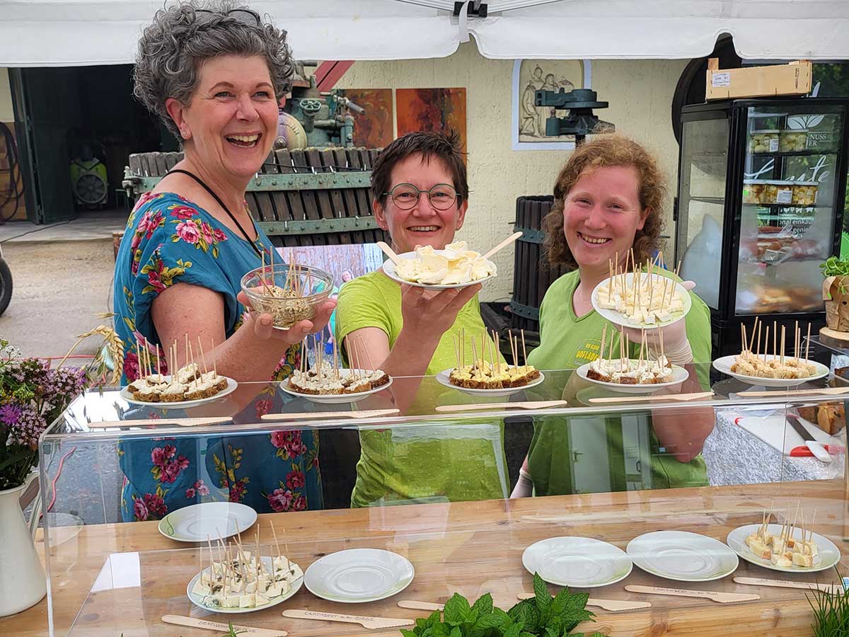 Auch Beate Grunwald, Annette Frster und Marion Schmitz ( von links nach rechts.) vom Hof Ronig freuen sich auf "Landgenuss & Wein". (Foto: Jrg Hohenadl)