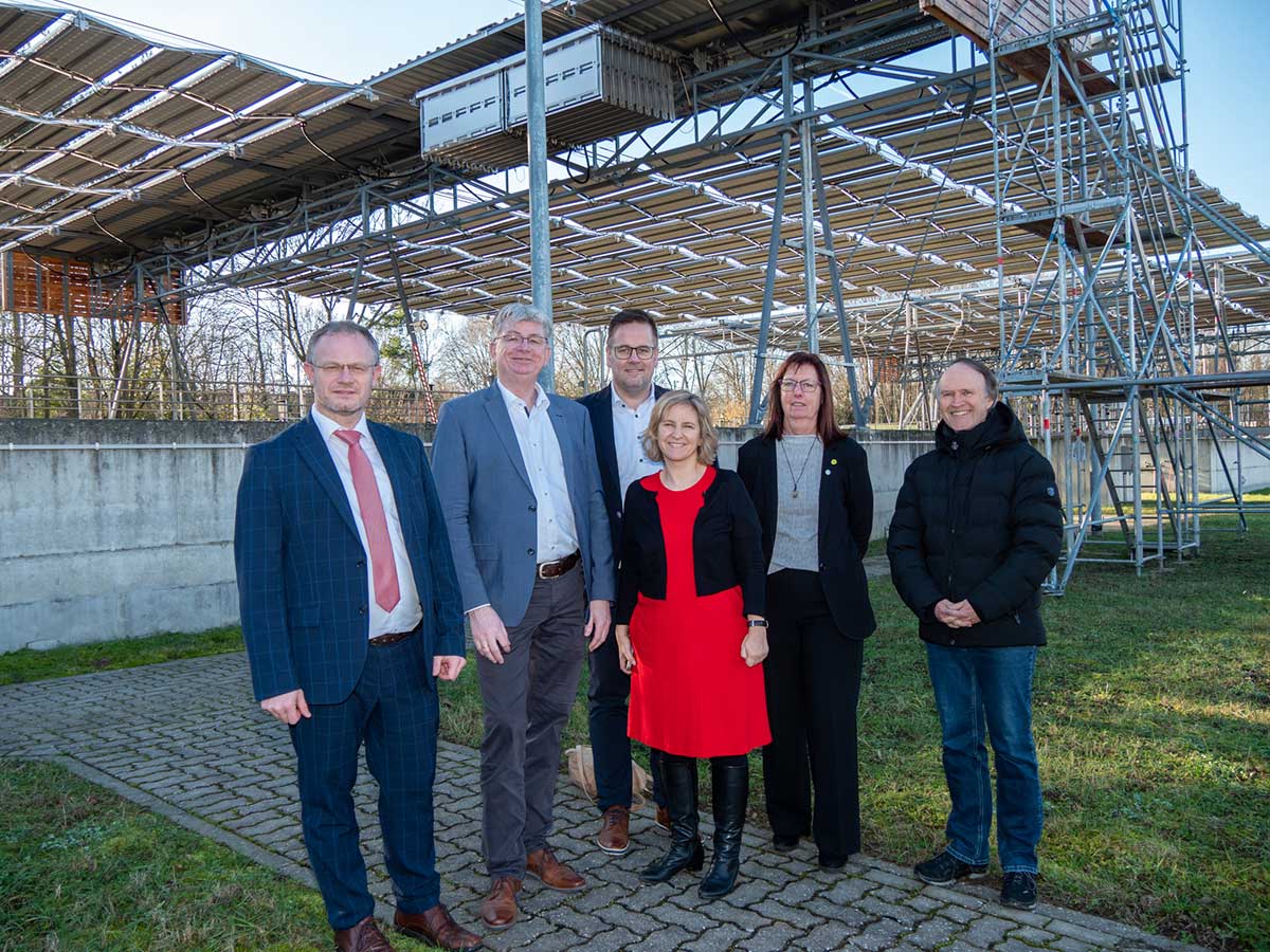 Offizielle Inbetriebnahme der PV-Anlage am Klrwerk in Neuwied: Klimaschutzministerin Katrin Eder (4.v.l.) verschaffte sich gemeinsam mit (v.l.n.r.) Oberbrgermeister Jan Einig, Beigeordneter Ralf Seemann, SWN-Geschftsfeldleiter Thomas Kill, Regine Wilke (Grne) und SBN-Geschftsfeldleiter Klaus Gerhardt einen berblick zum Solarfaltdach. (Foto: Dennis Steinhardt/SWN)