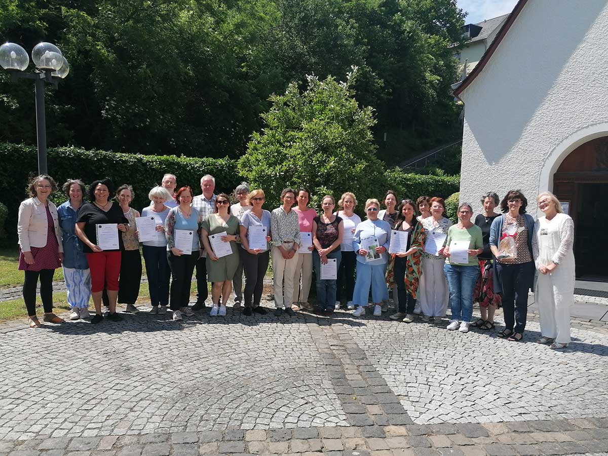 Gemeinsam mit den neuen Hospizbegleitern freuten sich die Vertreter des ambulanten Hospizes und des Neuwieder Hospizvereins ber den erfolgreich abgeschlossenen Befhigungskurs. (Foto: Beate Christ, Neuwieder Hospizverein)