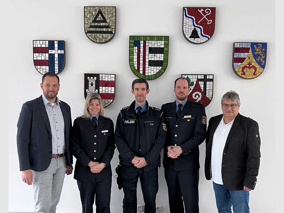 v.l.n.r. Verbandsgemeindebrgermeister Manuel Seiler, PHKin Christina Koch, PHK Andreas Krobb, PR Florian Schwan, Fachbereichsleiter Udo Stein. (Foto: Polizei)