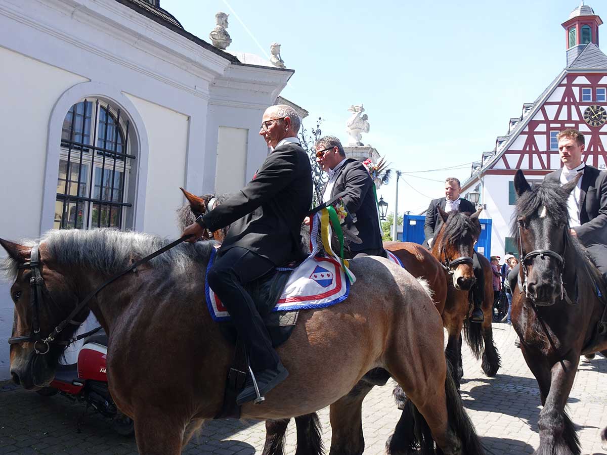 Hoch zu Ross wurde der Tribut gefordert. (Foto: Jrgen Grab)