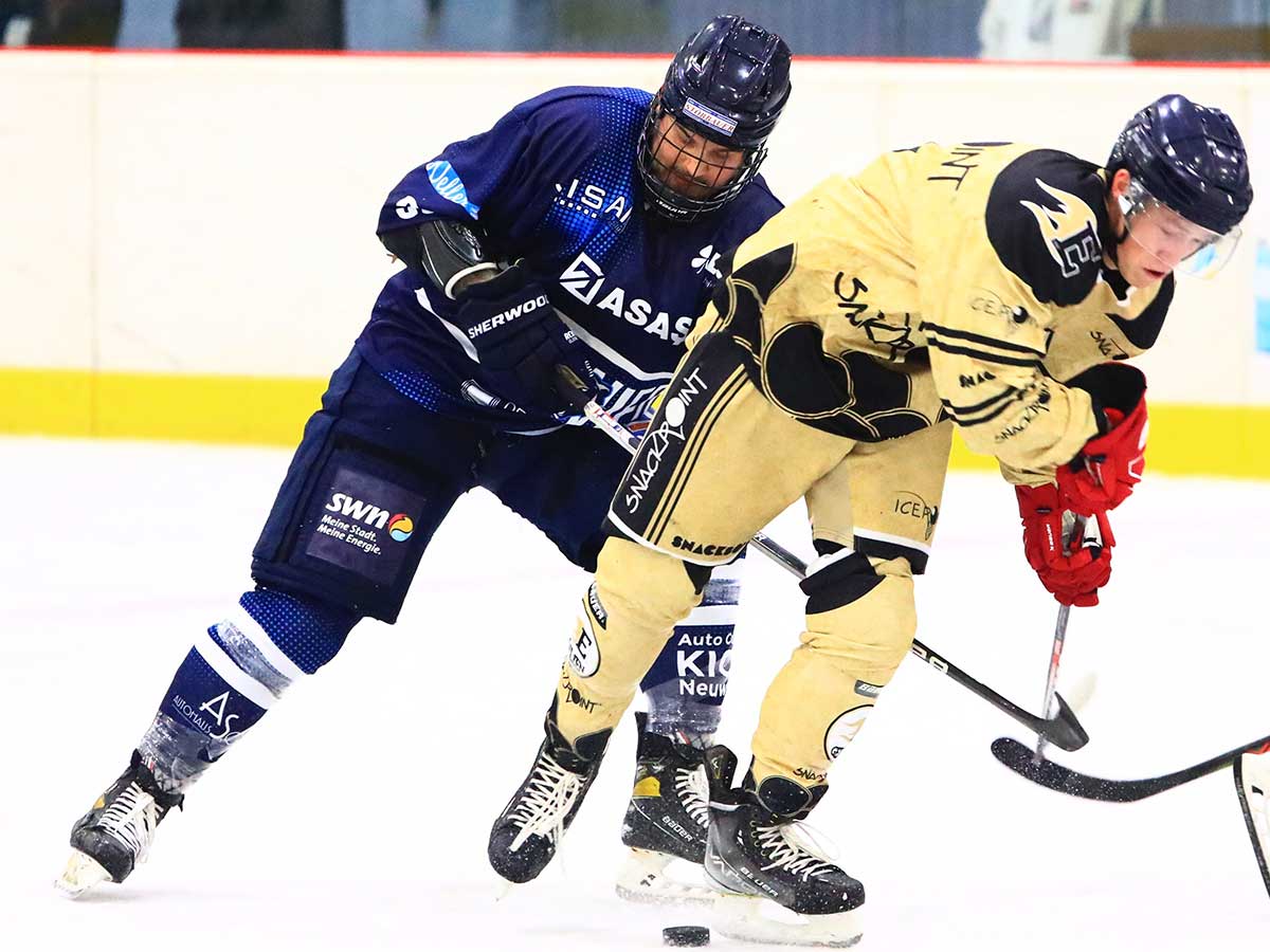 Whrend der Regionalliga-Spielbetrieb schon seit Wochen rollt, startet Moritz Hofschen (links) mit den Bren am Samstag auch in den Inter-Regio-Cup. (Foto: Eisbren)