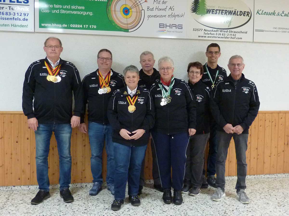 Die erfolgreichen Schtzen des Vereins Burg Altenwied auf ihrer Schiesttte in Strauscheid (v.l.): Heribert Lodde, Mike Vogel, Iris Zwick, Hans Stauf, Birgit Becker, Christa Sterzer, Carsten Hahn und Hanspeter Wester. (Foto: Hans Hartenfels)